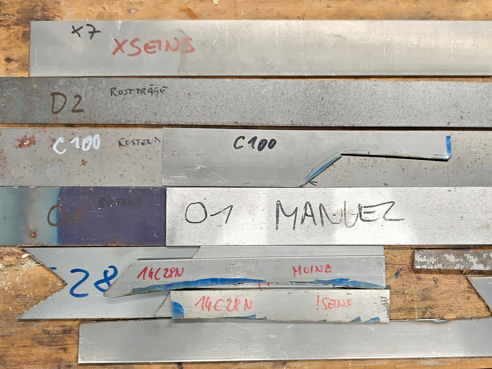 Flachstahl in der Werkstatt, beschriftet nach Stahlsorte